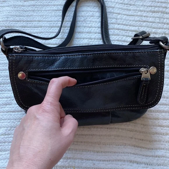 FOSSIL Black Leather Crossbody Wallet
Purse Bag - Picture 5 of 10